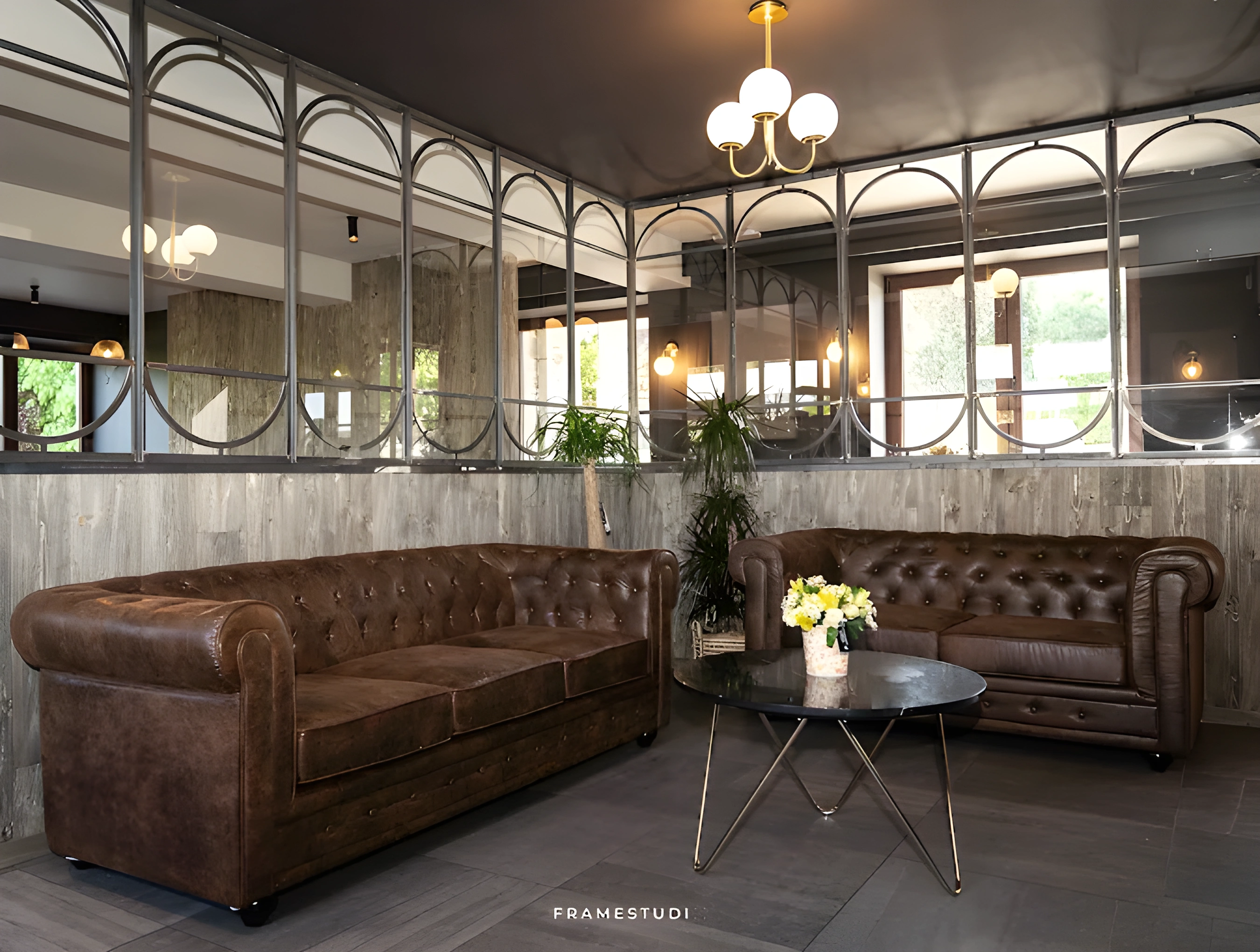 Salon de Charlie's Bar-Restaurant — canapés en cuir